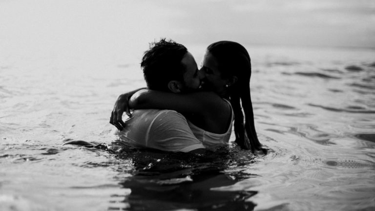 Casal se beijando no mar
