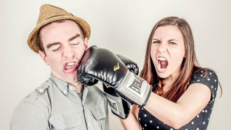 mulher golpeando homem com luva de boxe