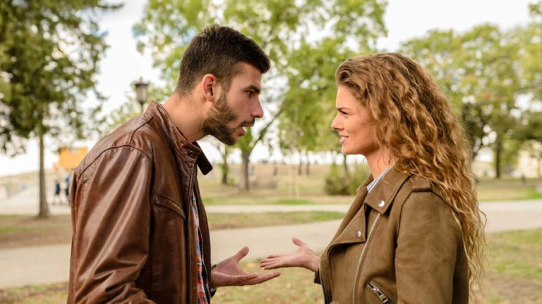 casal discutindo