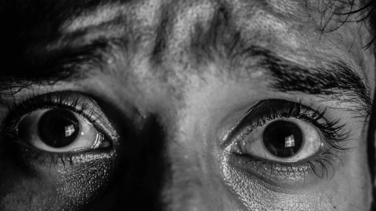 olhos apreensivos