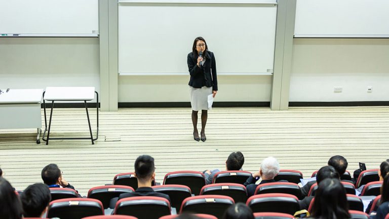 Mulher fazendo apresentação